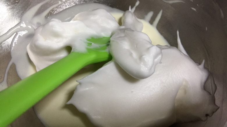 酸奶溶豆,取一部分蛋白霜到酸奶糊