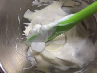 酸奶溶豆,中间抖落 转动打蛋盆如此重复直至混合均匀
