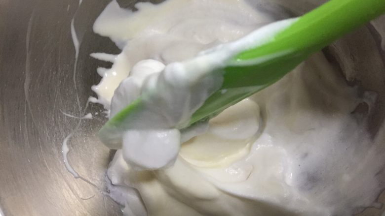 酸奶溶豆,中间抖落 转动打蛋盆如此重复直至混合均匀