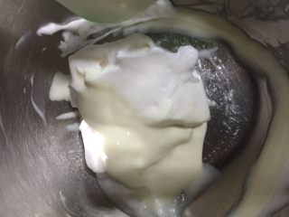 酸奶溶豆,用刮刀把底部的酸奶糊翻上来