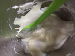 酸奶溶豆,刮刀从盆的一边