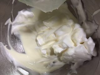 酸奶溶豆,把蛋白切碎 速度要快