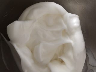 酸奶溶豆,把边缘的蛋白霜刮到中间