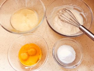 奶油蛋糕卷,准备：将鸡蛋和蛋清分离，分别盛入两个碗中；将牛奶、玉米油、低筋面粉混合并搅拌均匀。