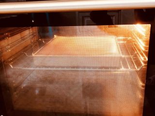 奶油蛋糕卷,烤箱170度，时间20分钟。