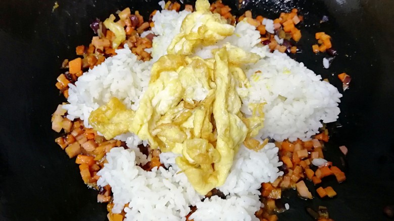 咖喱炒饭,下入米饭和炒好的鸡蛋翻炒均匀。