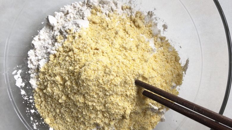 玉米面馒头,将面粉玉米粉用筷子搅拌混合均匀
