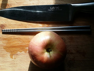 天鹅戏水,备好材料，选一个形状端正好看、大个的苹果，用清水洗净