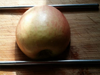 天鹅戏水,取带有苹果尾部的那半边，切面朝下放至2根筷子中间