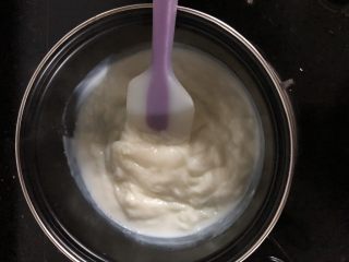 牛奶小方,搅拌到液体粘稠就可以关火了，(一定要搅拌)大概几分钟。