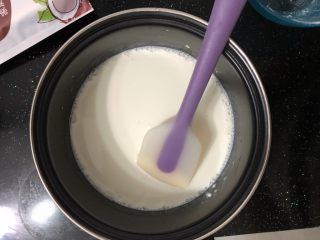 牛奶小方,把除了椰丝以外的材料混合均匀！倒在小奶锅里。