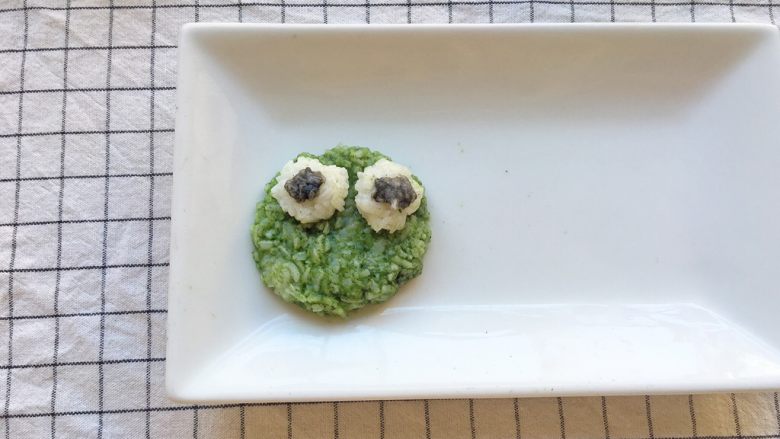 丑萌青蛙饭团,黑色米饭做青蛙眼睛