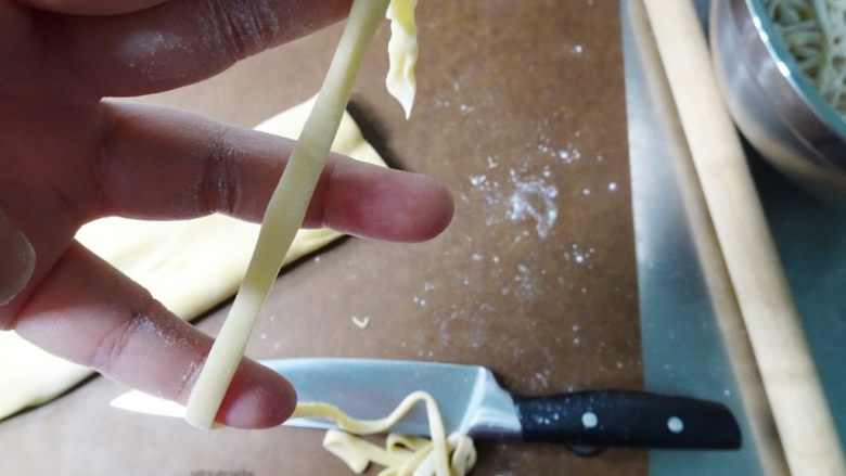 自製雞蛋麵條,切好的麵條也可以稍微拉長一點調整長度、粗細