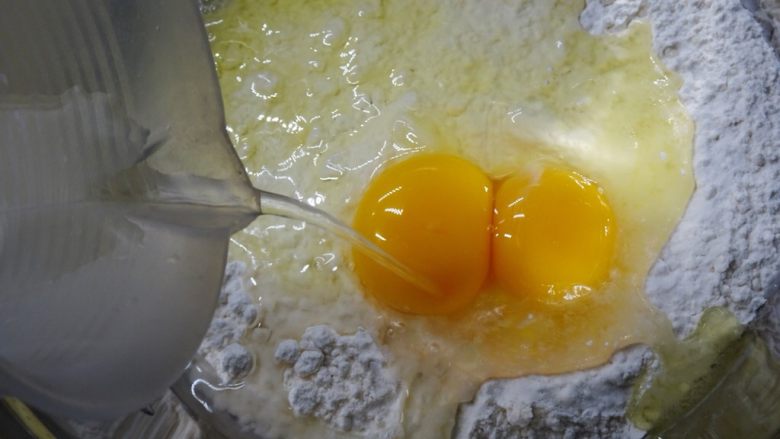 自製雞蛋麵條,加入2顆全蛋(約100g)後加入115ml的水, 將所有的材料混合、攪拌，讓麵粉和水分充分混合後，揉成不沾黏無粉末狀態團狀後取出放在平台上