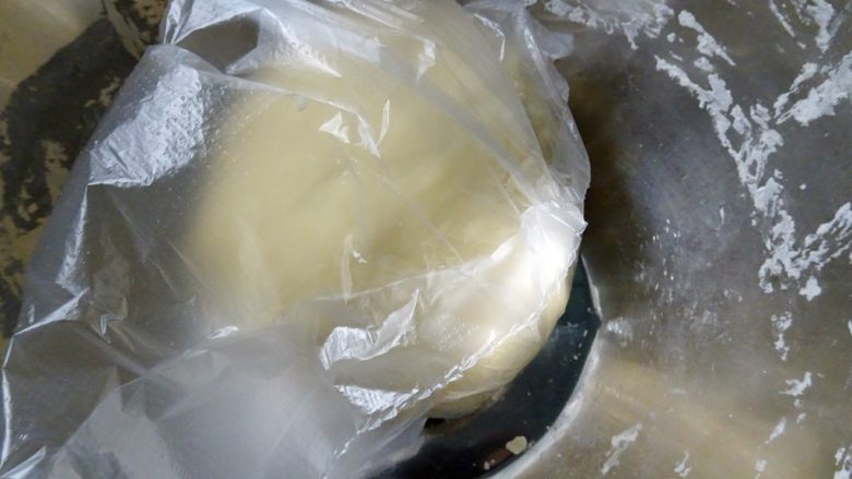 自製雞蛋麵條,鬆弛完成後從塑膠袋代取出，再稍微揉一揉，把形狀整理一下。