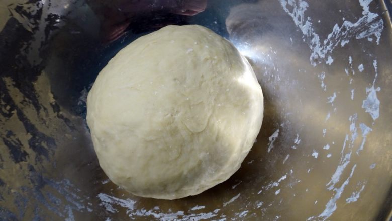 自製雞蛋麵條,在平台上用多種角度反覆揉製麵糰，讓麵團內的粉狀、塊狀完全消失，使麵團表面稍微光滑，並呈現麵粉筋性。