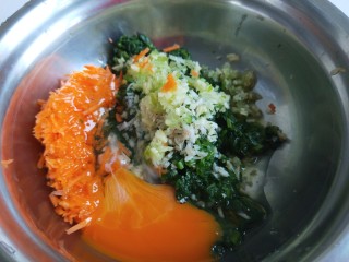菠菜胡萝卜鸡蛋饼,打开放入盆中。