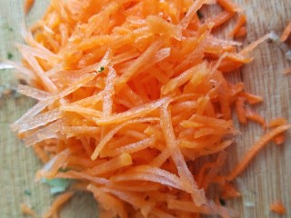 菠菜胡萝卜鸡蛋饼,胡萝卜半个擦丝剁碎。