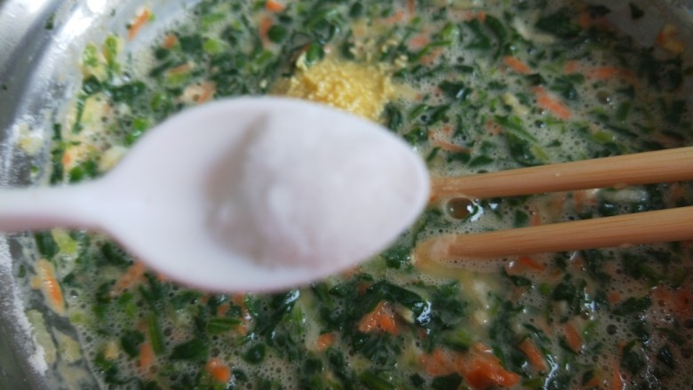 菠菜胡萝卜鸡蛋饼,加入适量盐。
