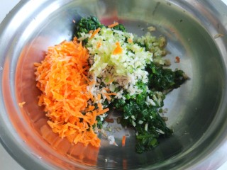 菠菜胡萝卜鸡蛋饼,食材放入盆中。