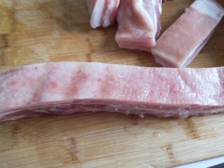 香芹猪肉饺子,五花肉切成小块去皮。