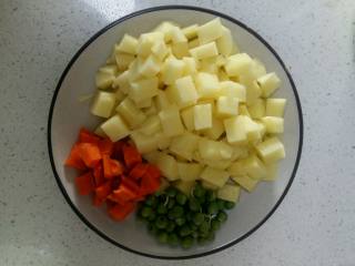 腊肉土豆焖饭, 准备好一个土豆，半根胡萝卜，去皮切小方块，大约1cm宽。豌豆洗净。