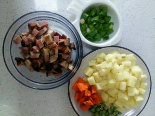 腊肉土豆焖饭,所有的食材准备好。