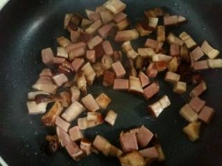 腊肉土豆焖饭,倒入腊肉小火翻炒2分钟，炒出腊肉的香味和油脂。