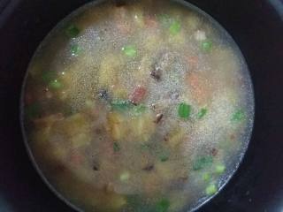 腊肉土豆焖饭,大米和水的比例是1:1.1即可，或者水没过大米一指节。 倒入翻炒好的腊肉土豆。