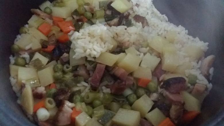 腊肉土豆焖饭,满屋子的腊肉香味。饭菜一锅出了，方便，好吃。