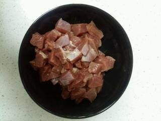 一碗幸福的红烧牛肉面,牛肉切成1厘米宽的方块，放入料酒，生抽。