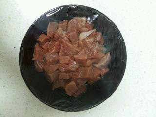 一碗幸福的红烧牛肉面,搅拌均匀，盖上保鲜膜，放入冰箱冷藏腌制2小时。