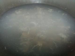 一碗幸福的红烧牛肉面,牛肉块开水下锅，煮出血沫。捞出控水。