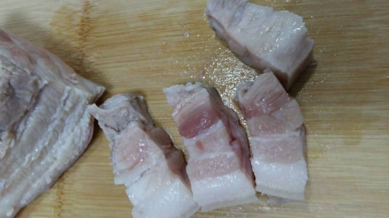香而不腻的家常红烧肉,五花肉捞出后凉水冲一下，切成1cm宽的方块。