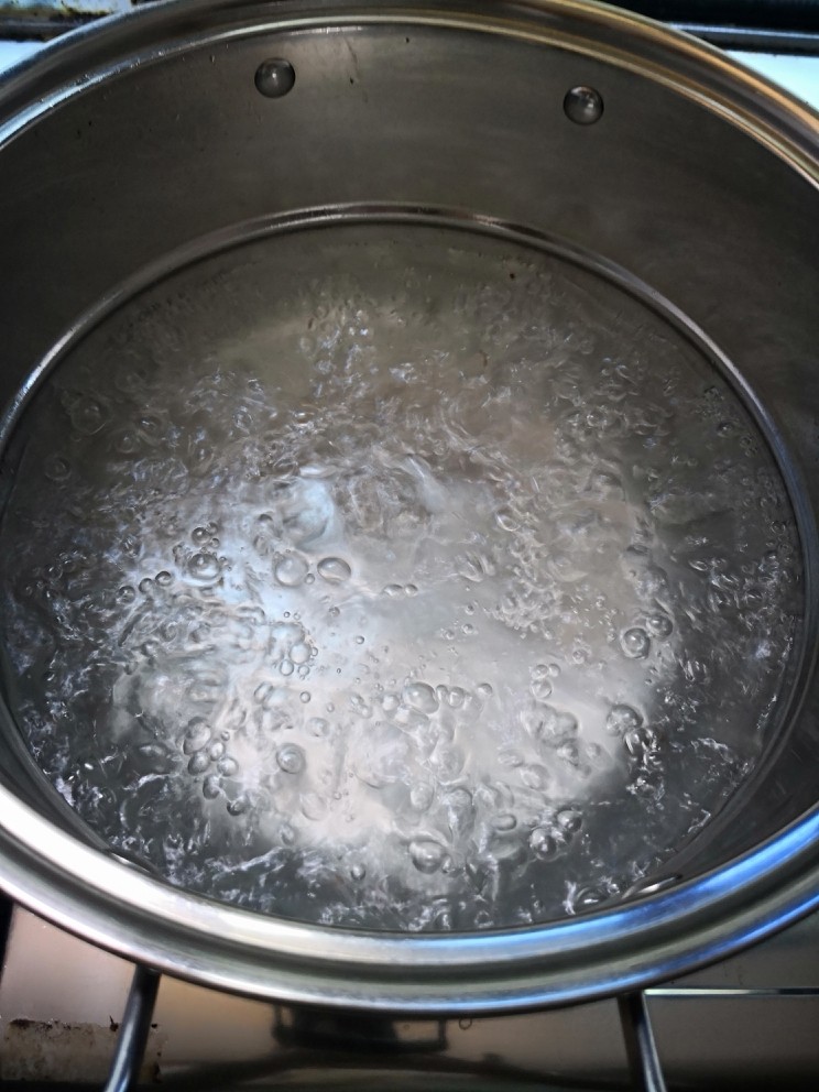 凉拌白芦笋,锅中加水放入少许盐与几滴油，烧开。