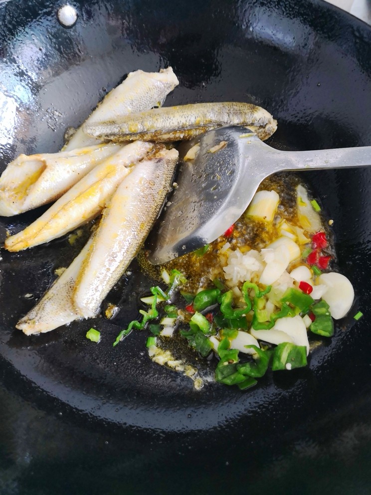 焖南极鱼,鱼推到一边。放入葱姜蒜，少许郫县豆瓣酱及半个小米椒，炒香。