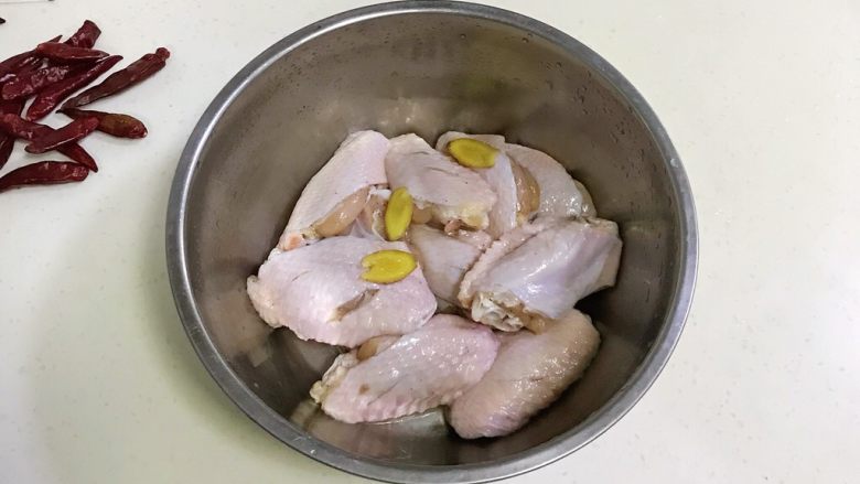 韩式吮指炸鸡翅,用筷子把调味料和鸡翅拌匀，也可以直接用手抓匀，腌制30分钟。