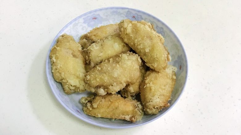 韩式吮指炸鸡翅,鸡翅炸至金黄色，约10分钟左右即可捞出，然后再入锅复炸一次备用。