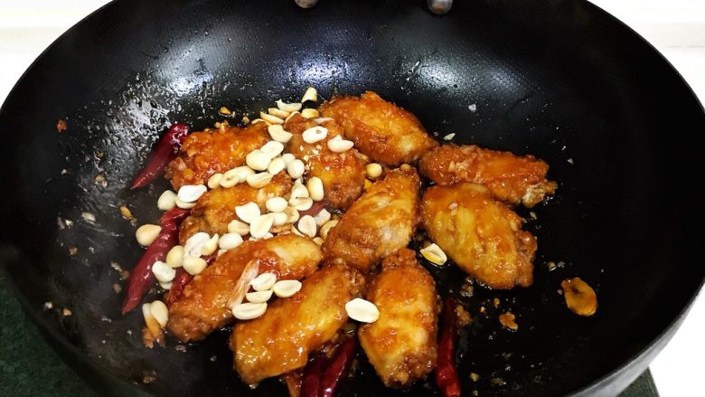 韩式吮指炸鸡翅,让鸡翅裹上慢慢的酱汁，最后撒入花生翻动下即可出锅。