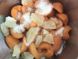 杏果酱,在盘子里放一层杏，撒上白砂糖和冰糖(冰糖我是用大块敲碎的，也可以用现成的冰糖粒)。
