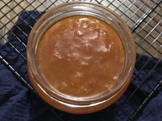 杏果酱,趁热把果酱装进消毒好的无水耐高温瓶子里，装至八分满。