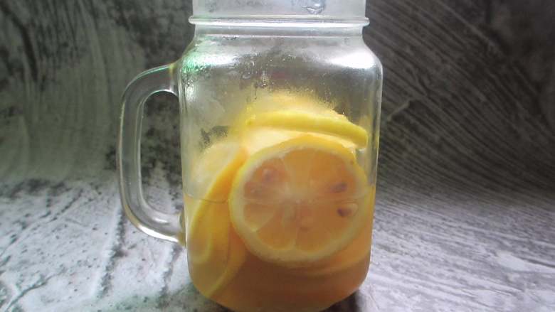 美白又减肥的蜂蜜柠檬水,做好以后放到冰箱冷场室里第二天就可以喝了。做好以后在7-10天内饮用玩为宜。