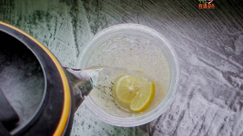 美白又减肥的蜂蜜柠檬水,倒入适量温水或是一杯凉白开即可。
