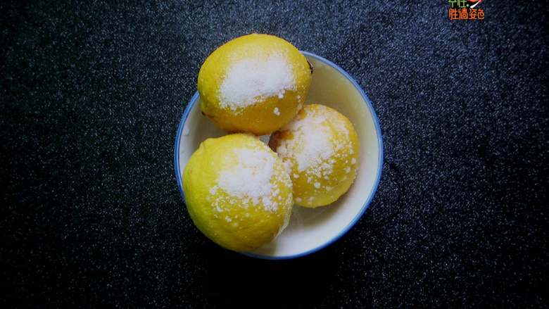 美白又减肥的蜂蜜柠檬水,放入适量盐粒仔细搓洗干净柠檬皮
