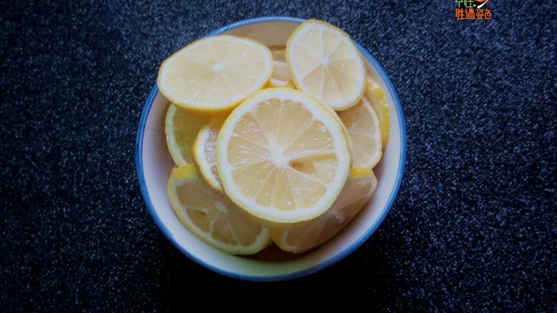 美白又减肥的蜂蜜柠檬水,干净无水无油的案板，最好是日常专门用来切水果的案板，将柠檬切十分薄的片