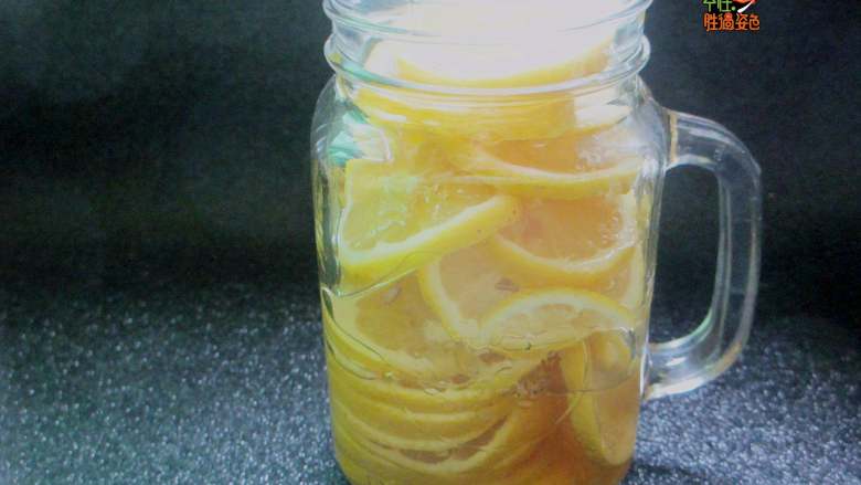 美白又减肥的蜂蜜柠檬水,将柠檬片放入密封罐，然后倒入蜂蜜，蜂蜜掩住柠檬为宜。