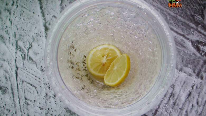 美白又减肥的蜂蜜柠檬水,我腌制了7天才开始食用，加两三片柠檬放入杯子里