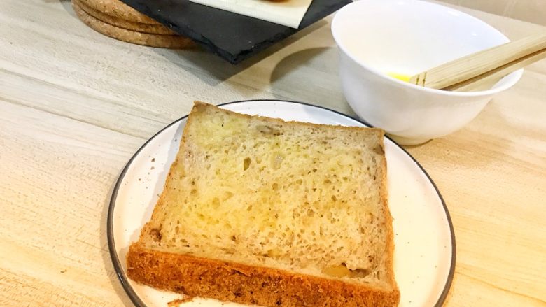 巨无霸早餐三明治😋,吐司片正反都刷上黄油。
