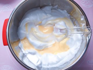 酸奶蛋糕,将混合好的蛋黄糊倒入蛋白盆中，以同样的手法翻拌均匀（不要画圈）。