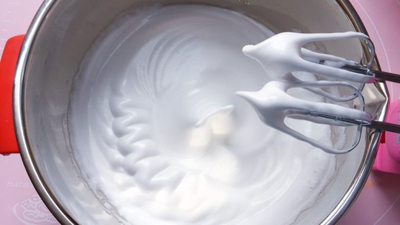酸奶蛋糕,打至提起打蛋器有尖峰时停止打发。